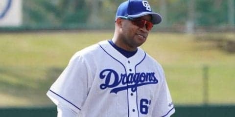 中日・ビシエドが自打球で負傷交代　左足首に当たるも自力でダグアウトへ