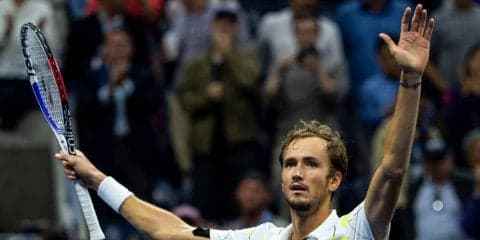 ラケットでアンチの観客を沈黙させたメドベージェフ