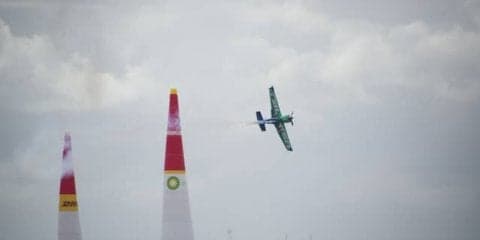 【レッドブル・エアレース 最終戦】室屋が2番手で飛来、その差0.015で敗れるもまさかの敗者復活でラウンドオブ8へ