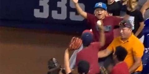 【MLB】少年が同じ打席でファウル2度捕球の奇跡　守ってた外野手も驚愕「信じられない」