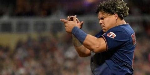 【MLB】すでにファウルなのに…“ぽっちゃり”三塁手がダイブ!?　謎の動きにファン「爆笑」