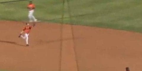 【MLB】グラブを上から下に振ってトス　驚愕送球にファン当惑「今何が起きたの？」