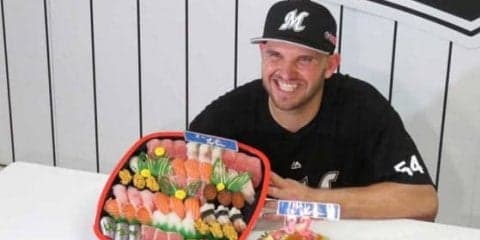 ロッテ・レアード、特製「寿司ケーキ」に「嬉しい」　32歳の誕生日迎え祝福される