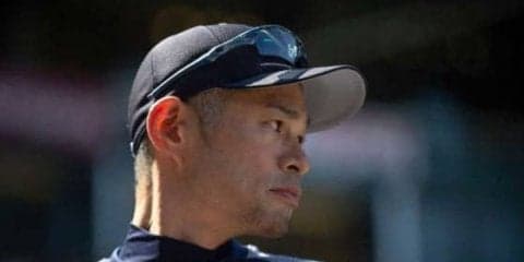 イチロー氏が完全“後ろ向き捕球”!?　曲芸守備にMLB公式も驚愕「他の誰とも違う」