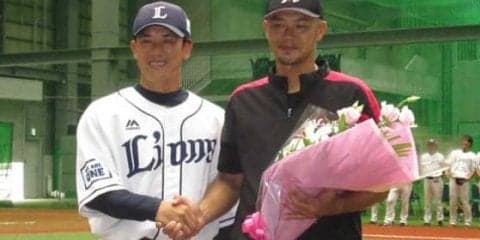 西武松井2軍監督がロッテ福浦にサプライズ花束「いいライバルだった」