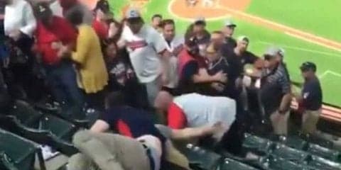 【MLB】観客席でファンが乱闘→起訴される　スタンドから転げ落ち、周囲も唖然「オーマイゴッド」