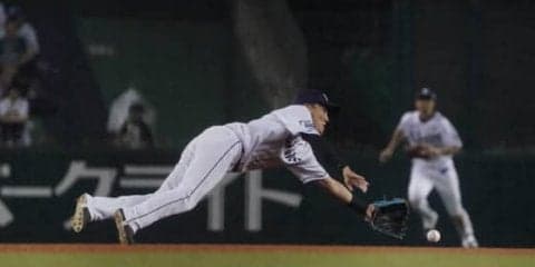 西武源田、「取ってからが速い」“たまらん”超美技　田中賢の強烈な打球を横っ飛び好捕