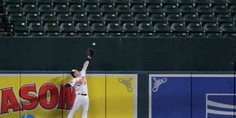 【MLB】オ軍中堅手が大ジャンプで本塁打奪取！　「終盤のキャッチ・オブ・ザ・イヤー候補」