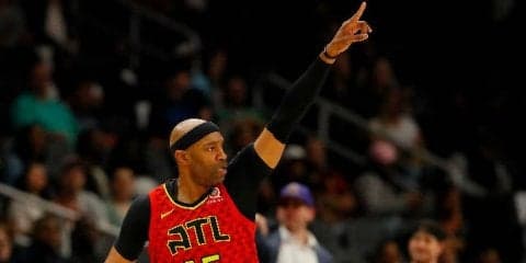 戦力としてプレーすることを優先したビンス・カーターが正式にホークスと再契約