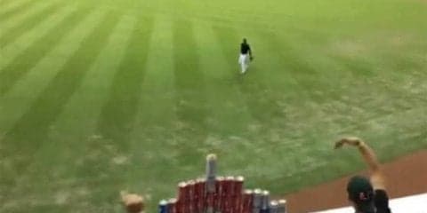 マ軍外野手の“神業”にMLB公式驚愕　缶ピラミッドの頂点だけを…「全てが完璧」
