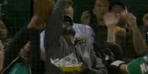 【MLB】ファウル球、捕球できずに“ディナー”飛ぶ…　残酷ハプニングに同情の声「こんなの嫌」