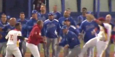 壮絶な大乱闘が勃発！　五輪予選で両軍入り乱れ、顔面から流血する選手も…