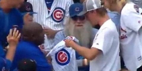 【MLB】HRキャッチで相手チームに“寝返った”ファンが米で話題　「本物のカブスファンが誕生」