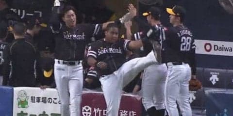 逆転V狙う鷹、2回に早々スクイズ！　初回3点先制、執念の采配で序盤で4点リード