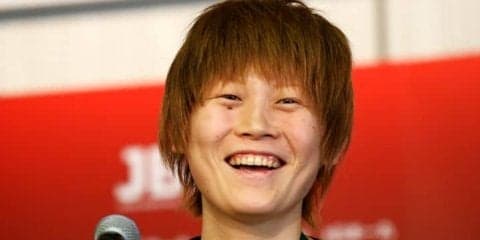 アジアカップ優勝トロフィーを手に帰国した髙田真希「目標はさらに高いところに」