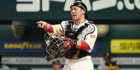 CS初戦からバント処理で“甲斐キャノン”炸裂　今宮との強肩コンビで併殺完成