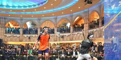 360度から観戦できる4面ガラス張りコートで「全日本スカッシュ選手権大会」を開催