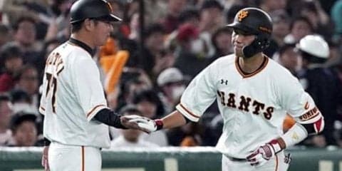巨人丸の劇的スクイズの裏で…ピョンピョン跳びはねる元木コーチにファン注目「最高笑」