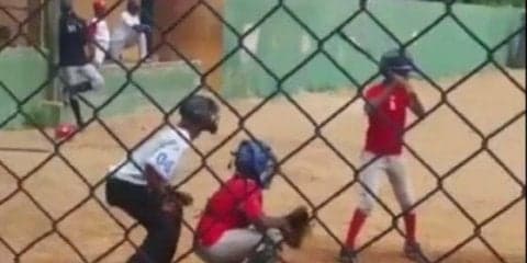 “やりすぎスパイダー審判”に困惑の声　ストライクコール後にバックネットをよじ登り…