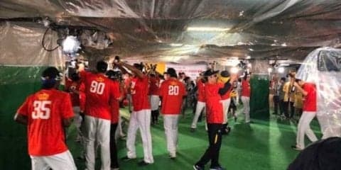 【日本S】3年連続日本一の鷹、歓喜のビールかけ！　ビール3000本がわずか25分で泡と消える