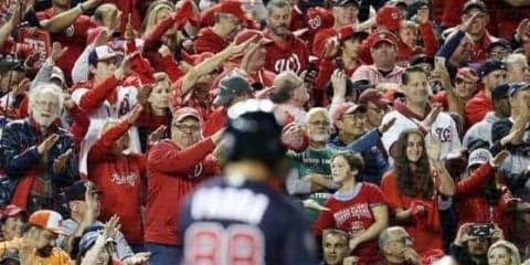 WS初お披露目、真っ赤に染まる“サメダンス”動画が話題　MLB公式「国中に広がる…」