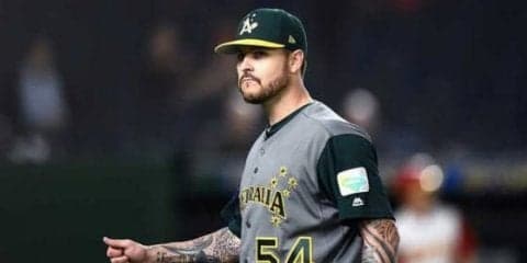 元楽天左腕が日本の野球少年から“サイン攻め”　「プレミア12」豪代表が合宿中