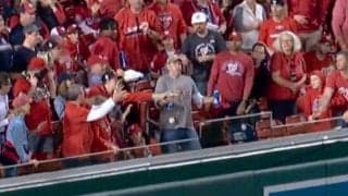 【MLB WS】「ビール、それが大切なんだ！」　HRボールを胸で止めた観客に驚きの声続々
