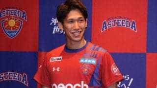吉村真晴「皆さんも是非」　エンポリオ アルマーニで決めポーズ披露