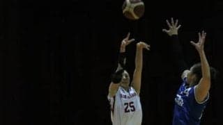 序盤で引き離されるが、粘りのバスケットを見せる