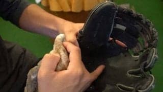 冬のグラブは「お肌と同じ」　プロ選手もしているケアとしてはいけないこと