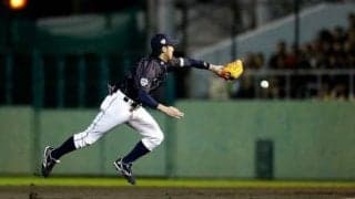 MLB挑戦の広島菊池、14年日米野球の超美技グラブトスが再脚光「これは驚くべきプレー」