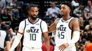 ジャズのバックコートデュオが本領発揮、雰囲気の良さを表す絶妙な掛け合いも披露