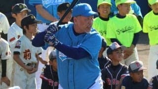清原和博氏、まさかの“死球”にファン喝采！　野球教室で1406日ぶりバットスイング