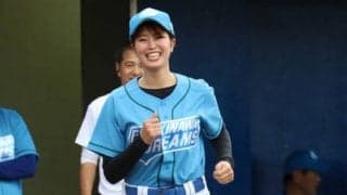 稲村亜美さん「神スイング」披露できず？　野球少女との1打席対決でまさかの死球
