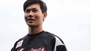 スーツ姿のロッテ藤原が「照れ顔」で壁に手つく1枚に…ファン「壁ドンされたい」