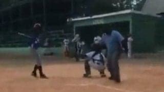 少年野球に衝撃の“失神審判”が登場　バタリと倒れる姿に困惑の声「彼は唯一無二」