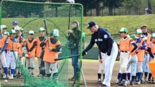 清原氏が熱血指導！　スイング姿に少年少女が熱視線、デーブ大久保氏の“口撃”も…