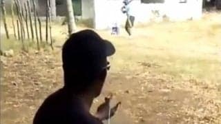 ドミニカ野球少年のキャップ打ち“珍練習”にMLB公式注目　「球界最高が輩出される理由」