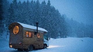 パタゴニア、スキー場を訪問してスキーウェアを修理する「Worn Wear Snow Tour」開催