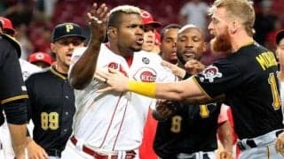 【MLB】衝撃のグーパンを激写！　6選手退場の大乱闘劇の1枚が米TV局の年間優秀写真に