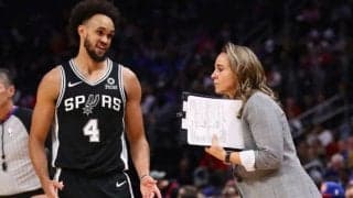 ニックスの新指揮官候補にスパーズのアシスタントコーチ、ベッキー・ハモンが浮上