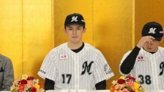 ロッテが新入団選手発表会見　ドラ1佐々木、背番号「17」初披露