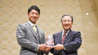【学長賞授与式】　阪神タイガースの近本選手が学長賞を受賞！　　　