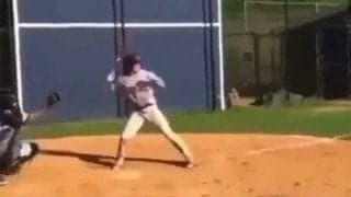 死球？ストライク？ボール？　頭部付近への投球を素手キャッチした打者に困惑の声