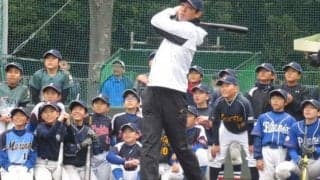 海外FAの西武秋山が野球教室で豪快スイング　交渉の進捗は「今はまだ何も言えない」