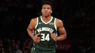 ヤニス・アデトクンボが試合前ルーティーンでプロレスラーに変身、寸劇でもMVP？