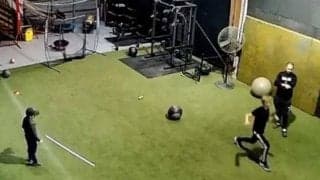 男性の股間にボール直撃…　少年のコントロールをファン“絶賛”「確実に故意」