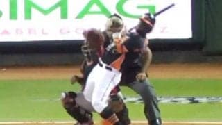 あまりの衝撃に球審が崩れ落ちる…　ドミニカWLで投球が顔面直撃、思わず「痛っ！」