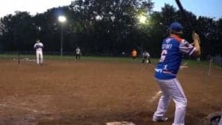 どうやって打ったの？　右打者が左打席で大飛球、MLB公式が衝撃の“曲芸打ち”動画公開