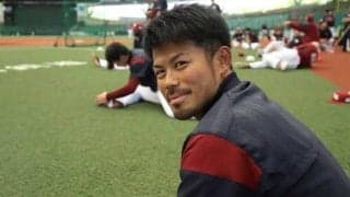 楽天今江コーチ、激似「親子後ろ姿2S」にファン歓喜　「まるで兄弟ですね～」